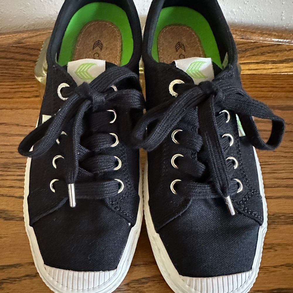 Cariuma Black Canvas Sneakers
